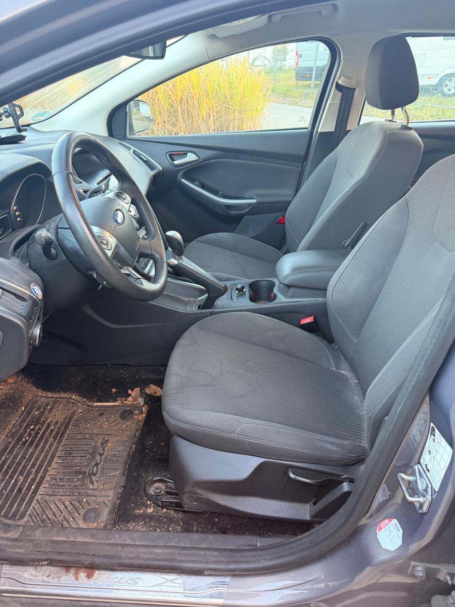 Ford Focus 2011 — photo 8