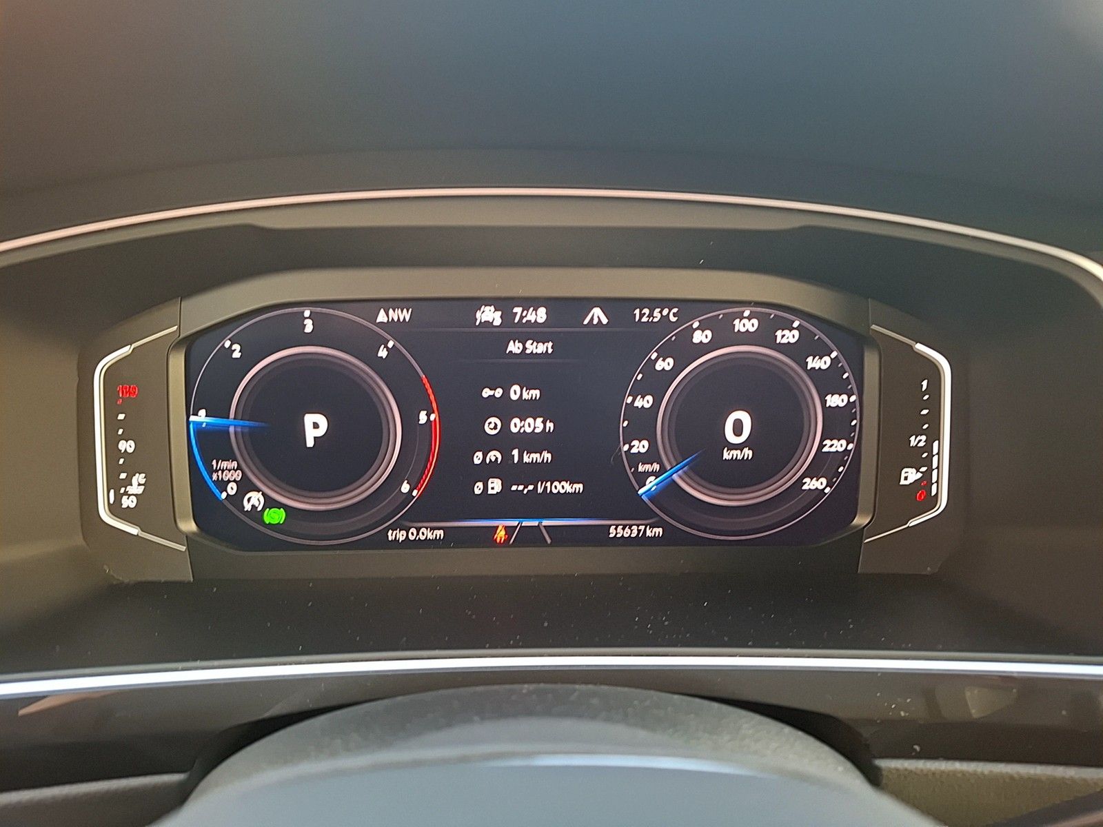 Fahrzeugabbildung Volkswagen Tiguan TDI Life DSG 4M LED AHK Navi AID HUD ACC