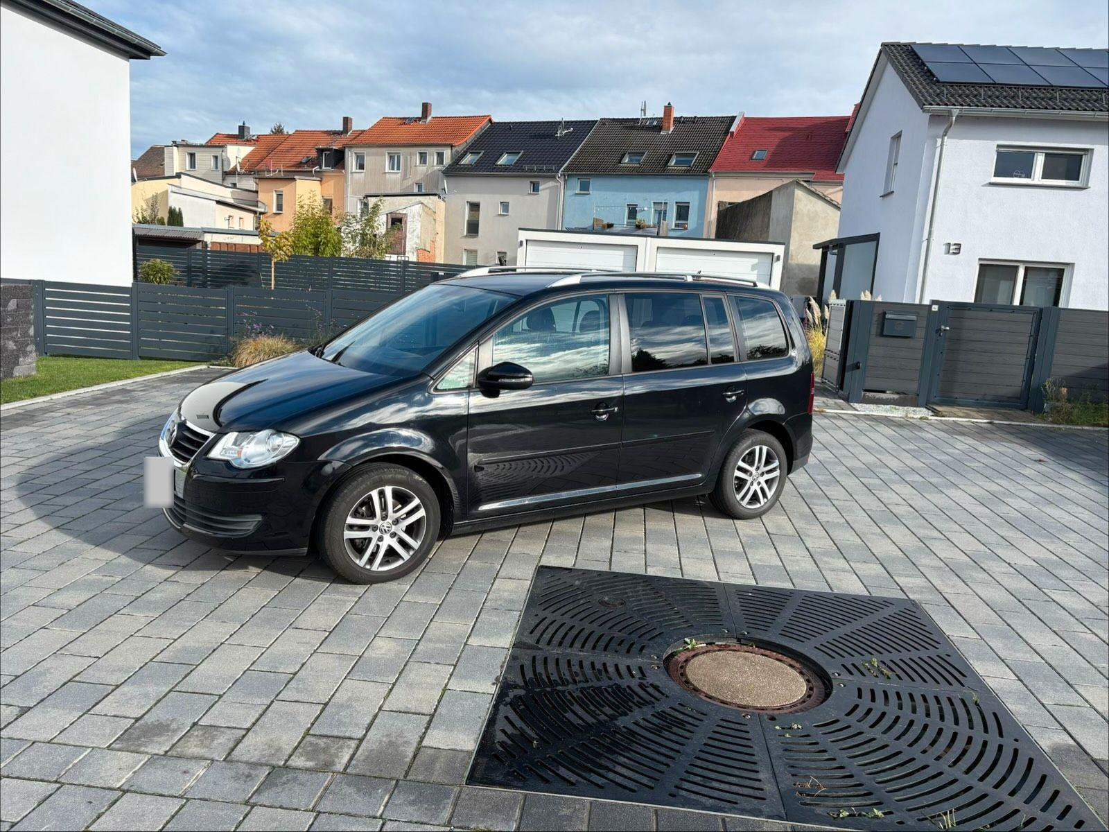Volkswagen Touran 2010 — салон