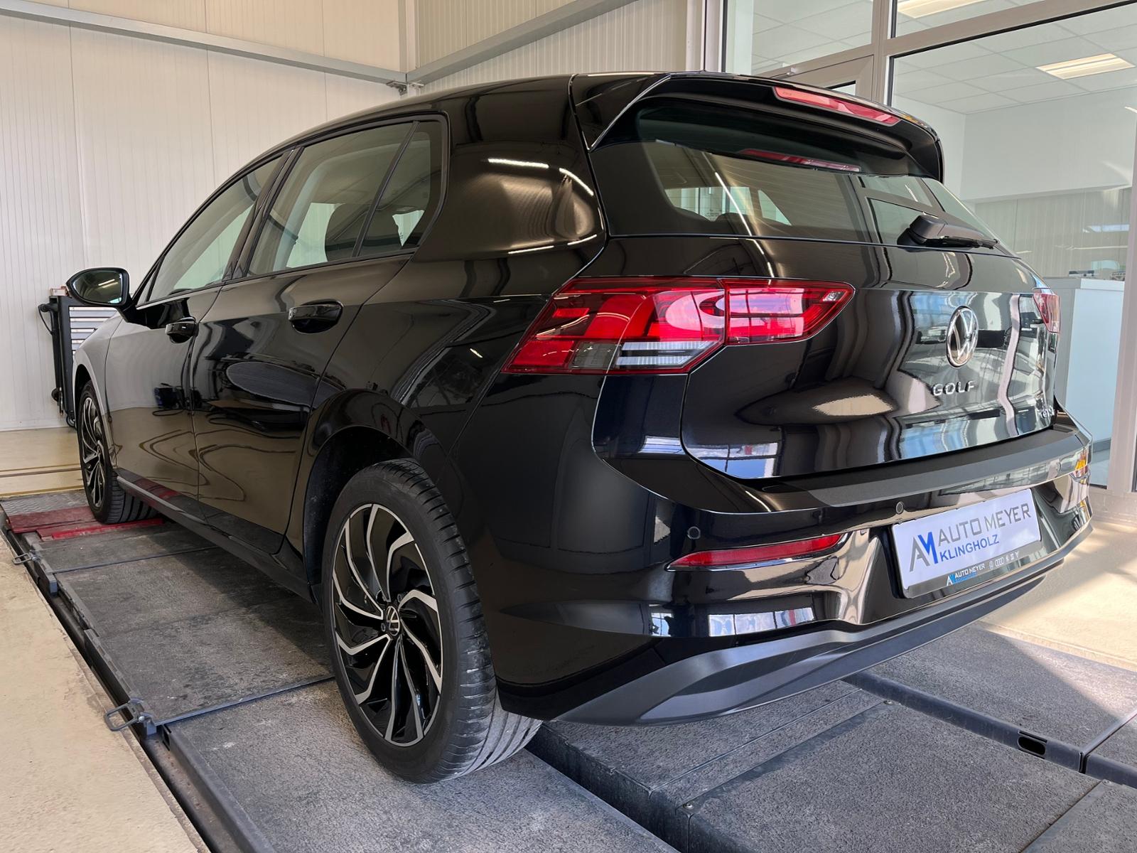 Volkswagen Golf VIII Life 1.0 eTSI DSG Navi Harman & Kardon