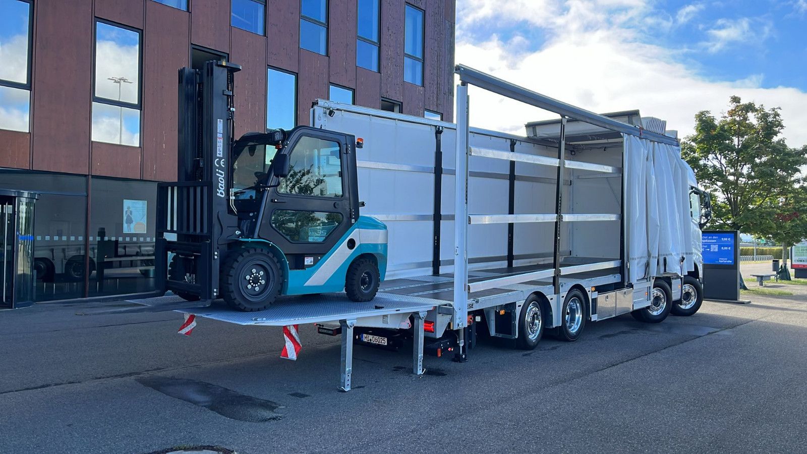 Fahrzeugabbildung Volvo FH 500 8x2 Arbeitsbühnen Transporter LBW 9t