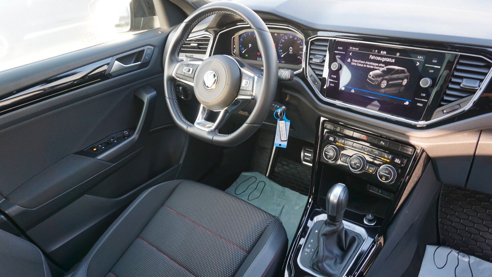 Fahrzeugabbildung Volkswagen T-Roc Sport 4Motion, Kamera, Navi, Pano, Black