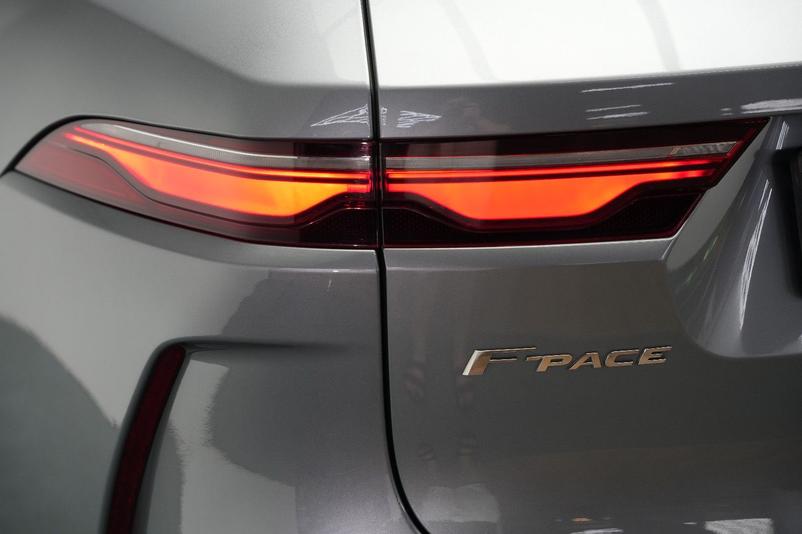 Fahrzeugabbildung Jaguar F-Pace F-PACE SVR /PANO/MERIDIAN/HUD/360°KAM/MEM