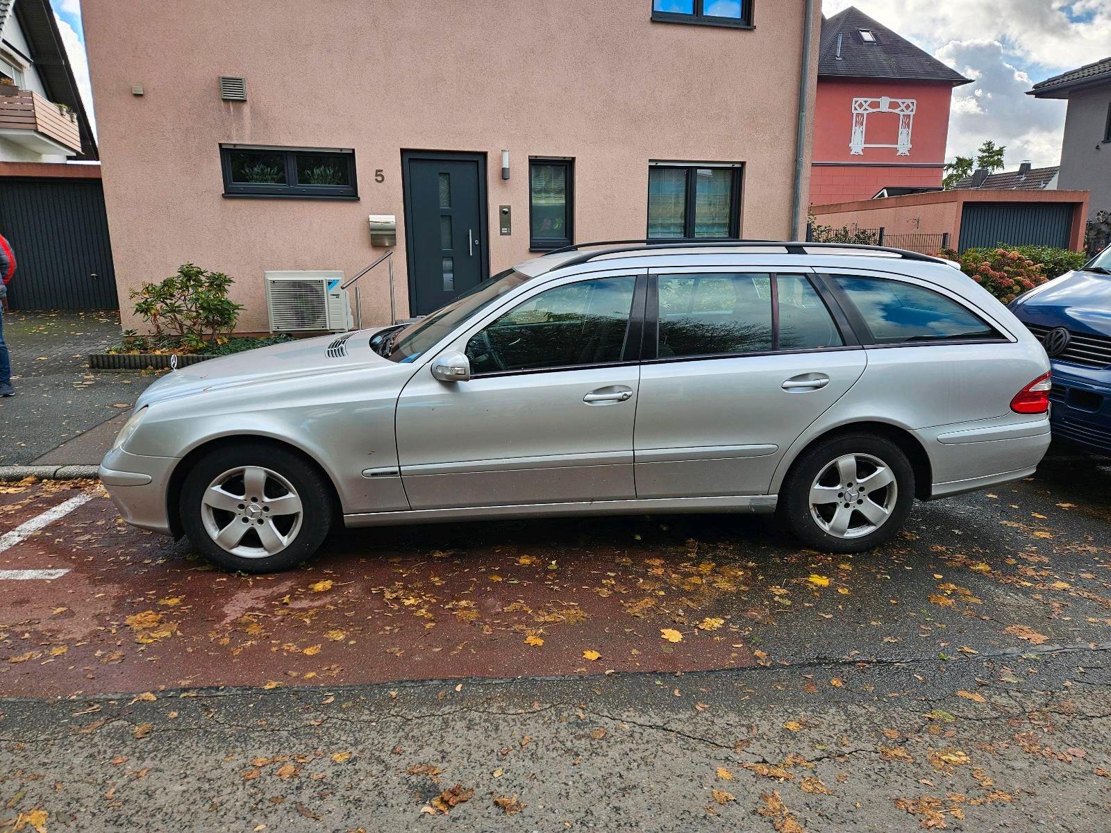 Mercedes-Benz E220 2005 — rear view