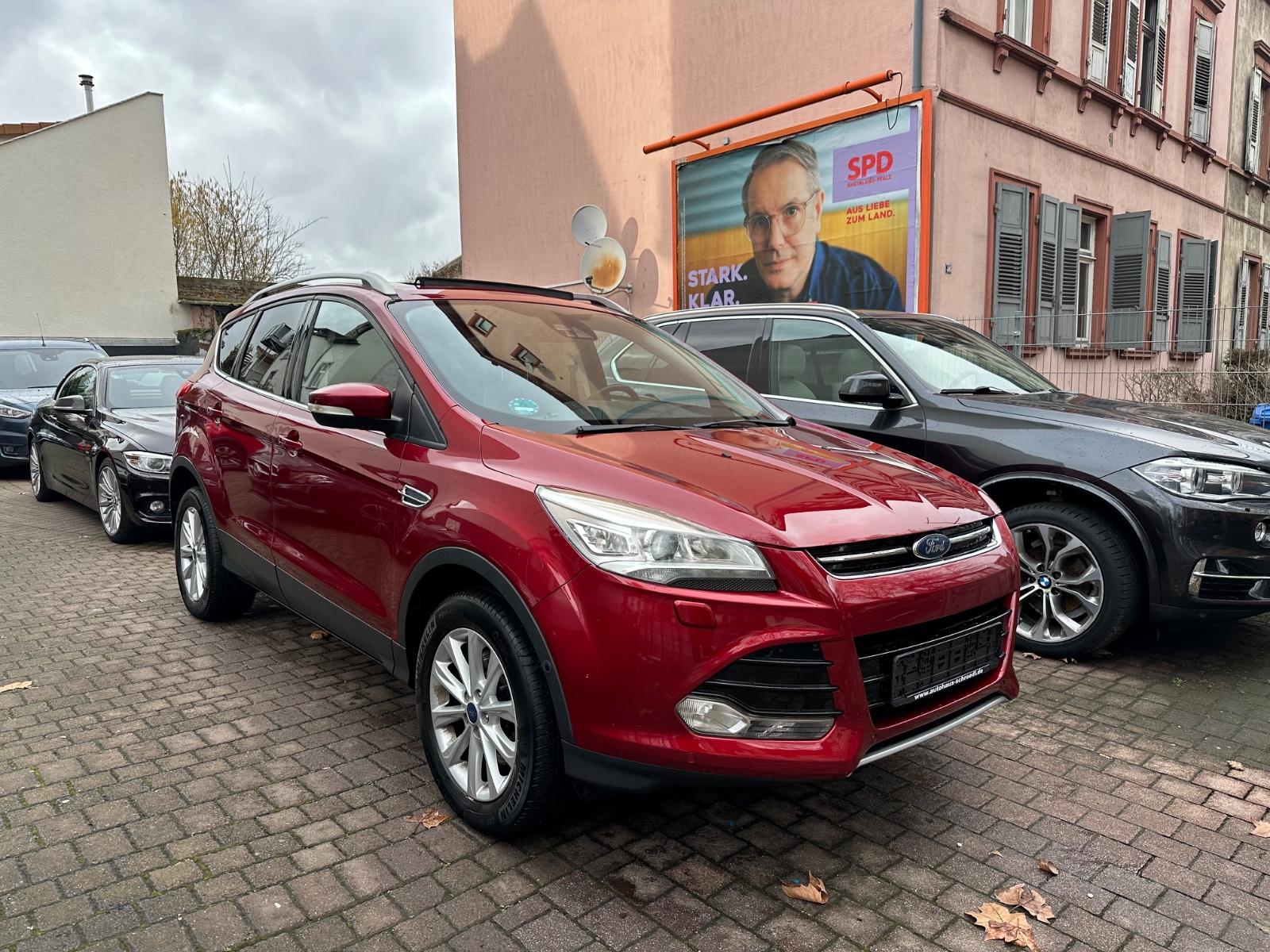 Ford Kuga Titanium AWD/AHK/Bi-Xenon/2.Hand/Pano