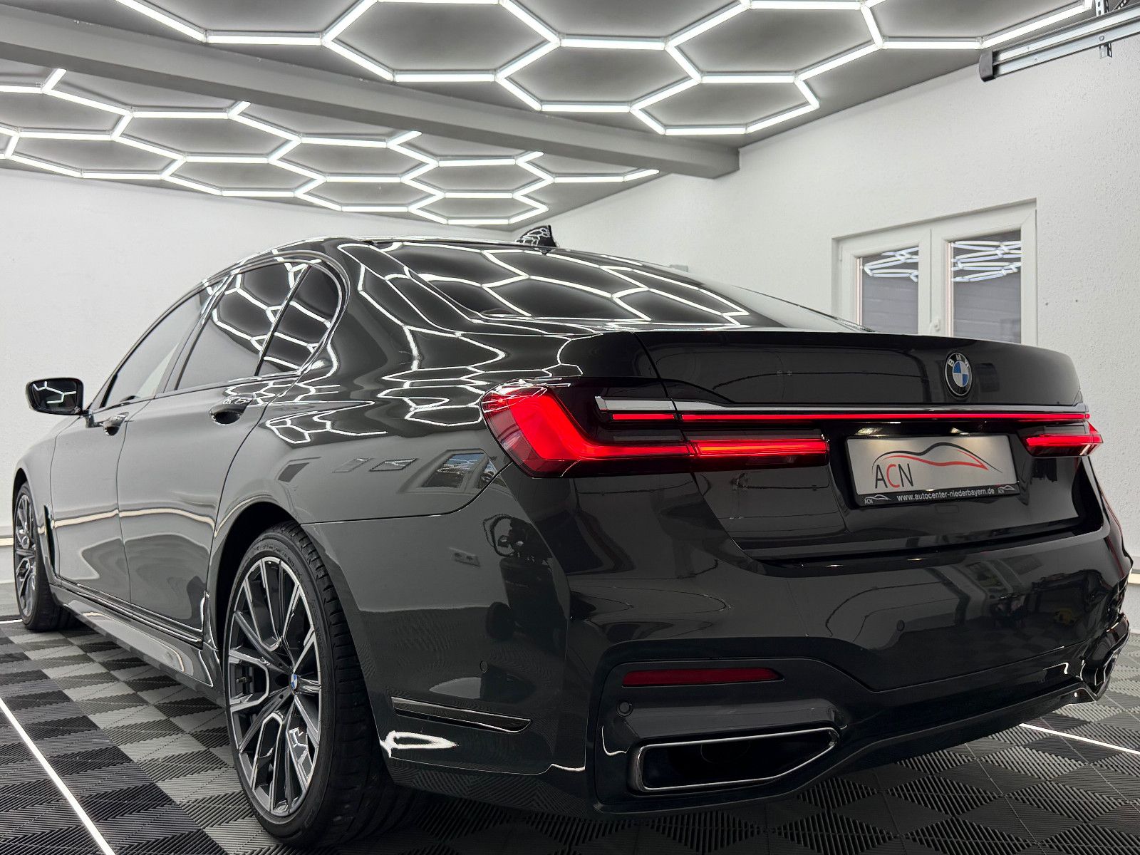 Fahrzeugabbildung BMW 740 d xDrive M SPORT/LASER/HuD/ACC/AHK/LIVE PLUS