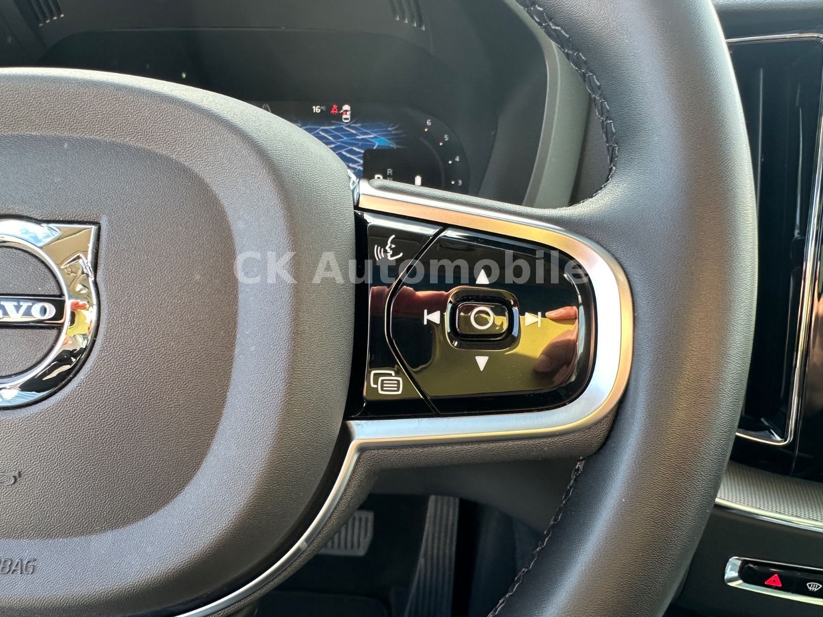 Fahrzeugabbildung Volvo XC60 B4 PlusDark AWD/BLIS/Leder/Pano/LED/360°Kam