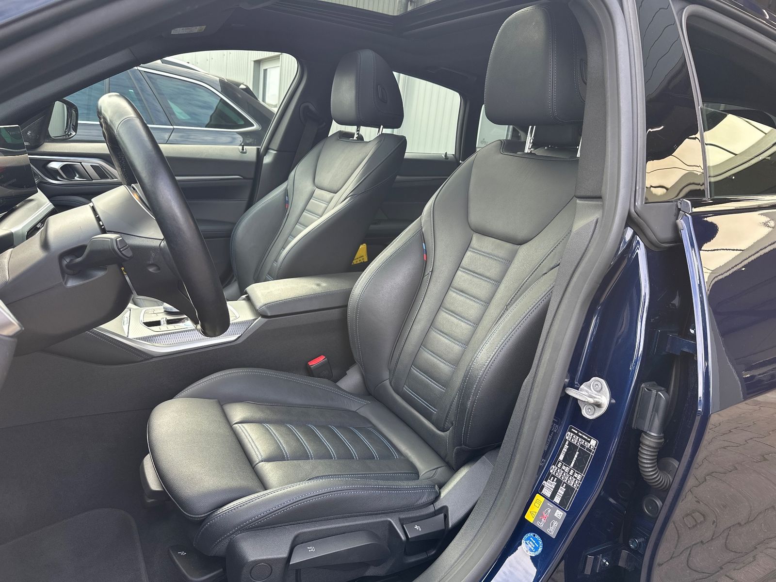 Fahrzeugabbildung BMW i4 GC eDrive40 M-Sport NAV+LED+GLASDACH+ACC+VC