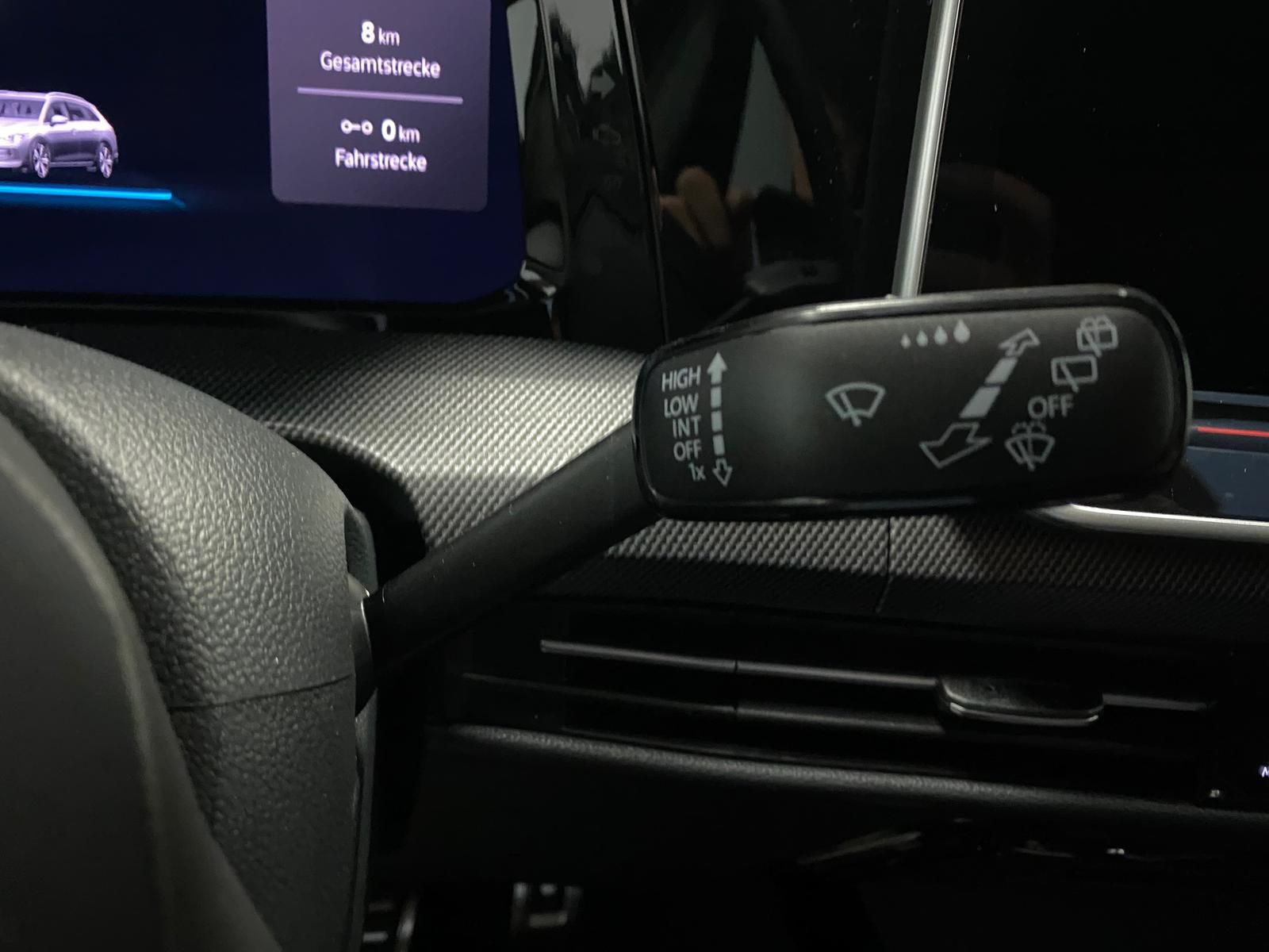 Fahrzeugabbildung Volkswagen Golf Variant1.5 eTSI R-Line Black Style+IQ.LIGHT