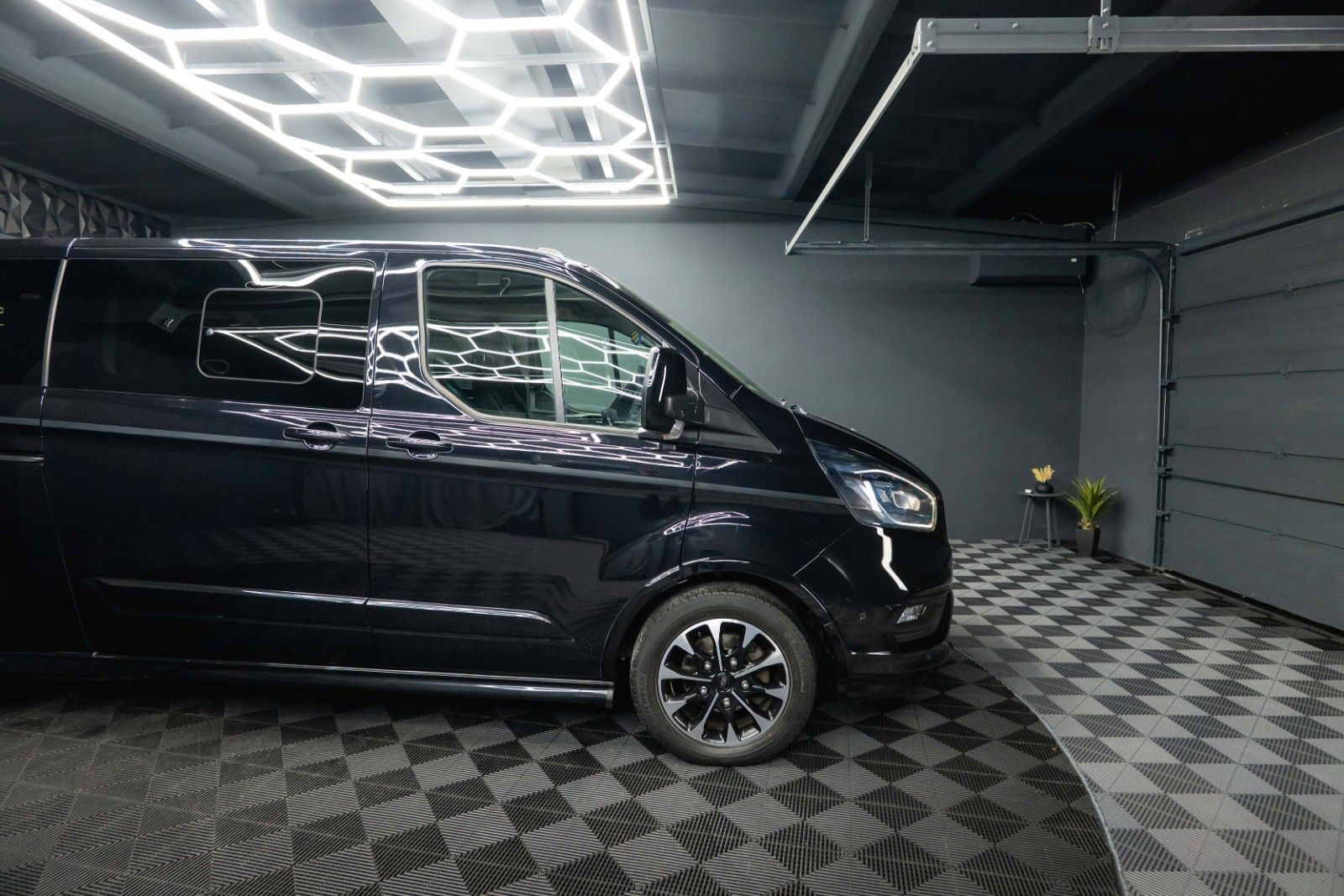 Fahrzeugabbildung Ford Tourneo Custom 320 L2 Sport | 8Sitze | ACC | LED