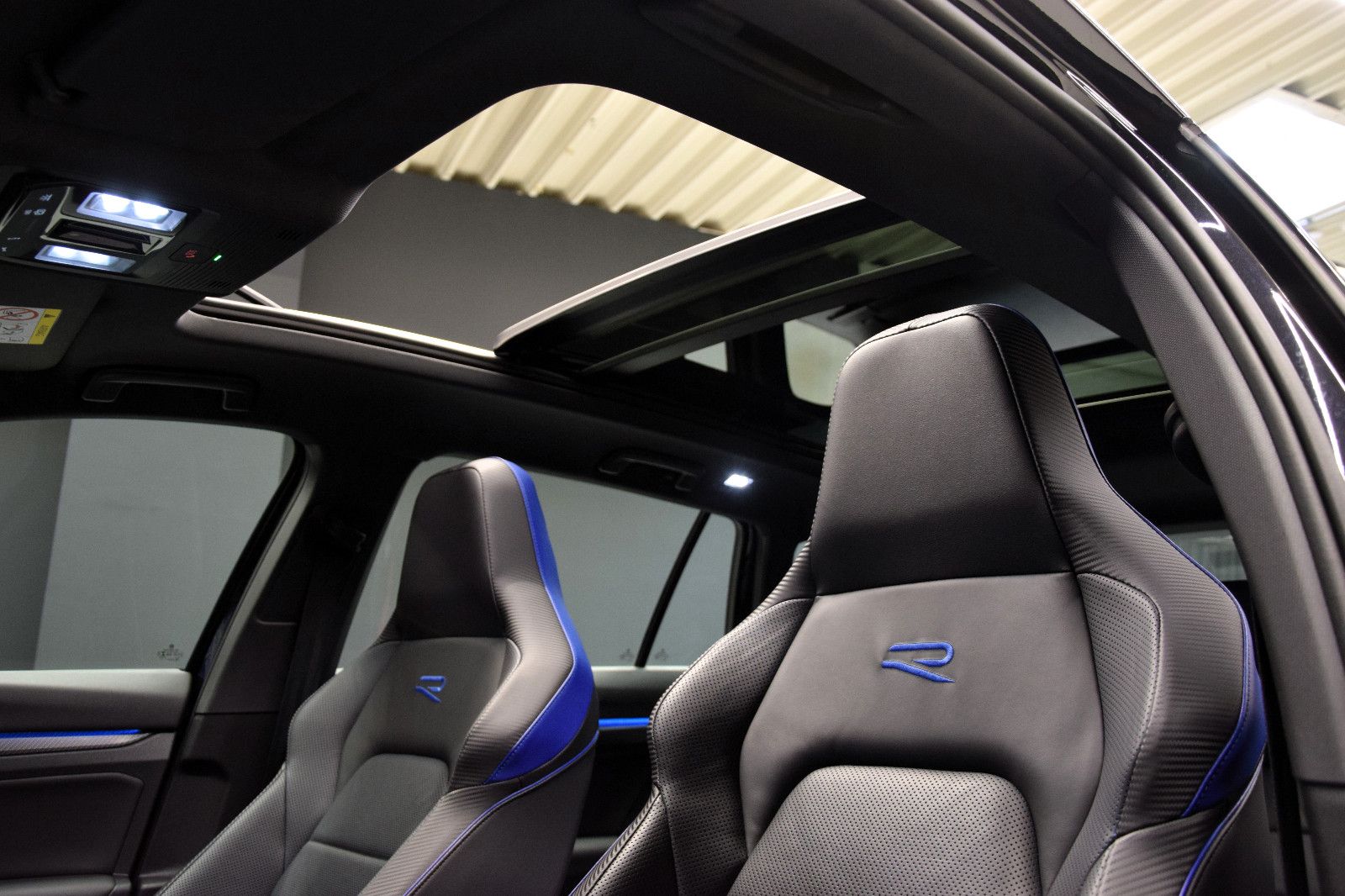 Fahrzeugabbildung Volkswagen Golf VIII Variant R 4Motion Pano ACC Sitzbel.