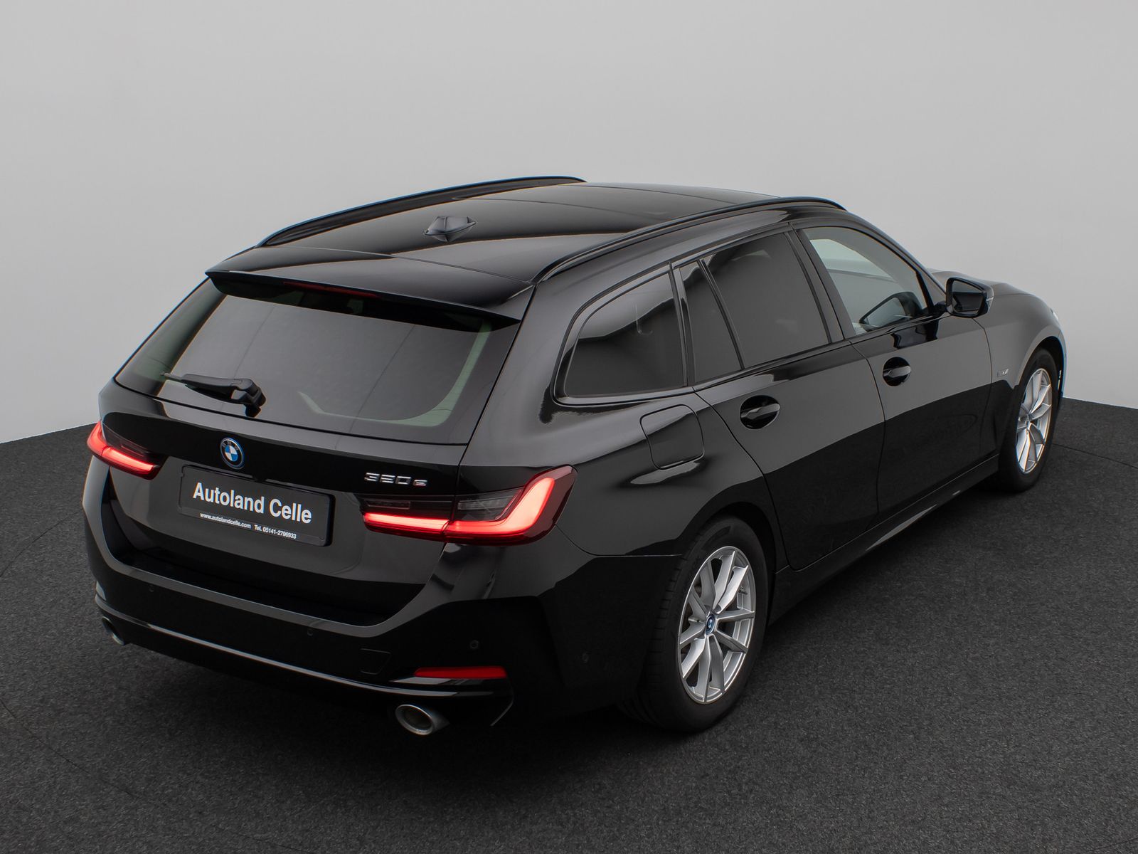 Fahrzeugabbildung BMW 320e Panoram Kamera HUD DAB HiFi Geschwindigkeit