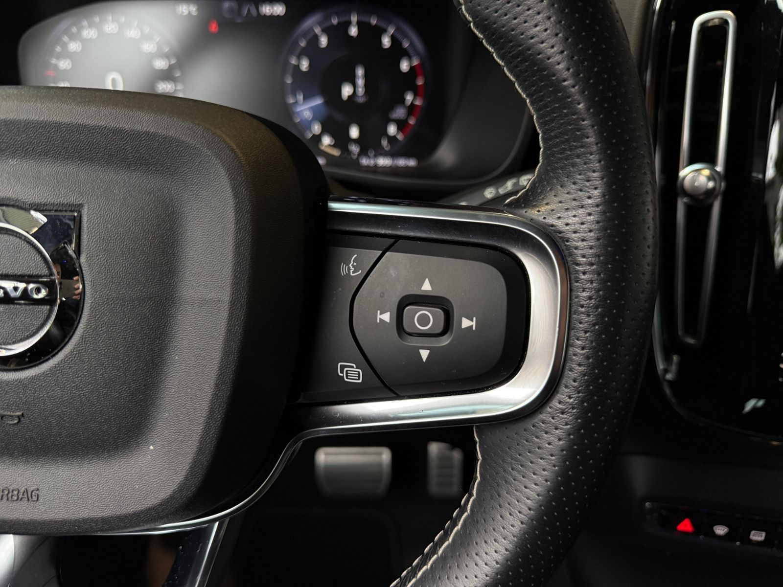 Fahrzeugabbildung Volvo XC40 R Design H/K ACC AHK KAM