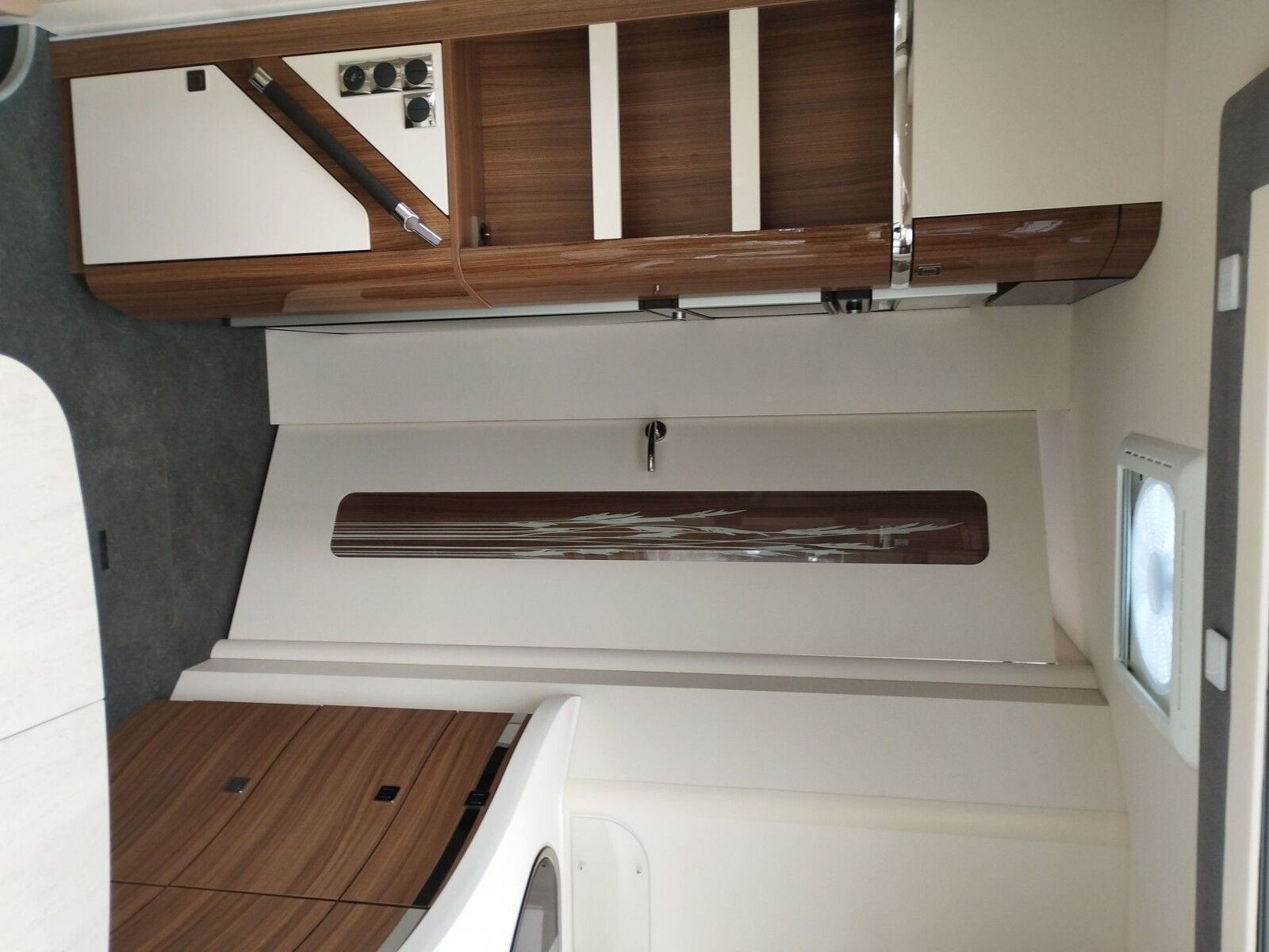 Fahrzeugabbildung Eura Mobil Contura CT 766 EF Luminary Paket, Markise