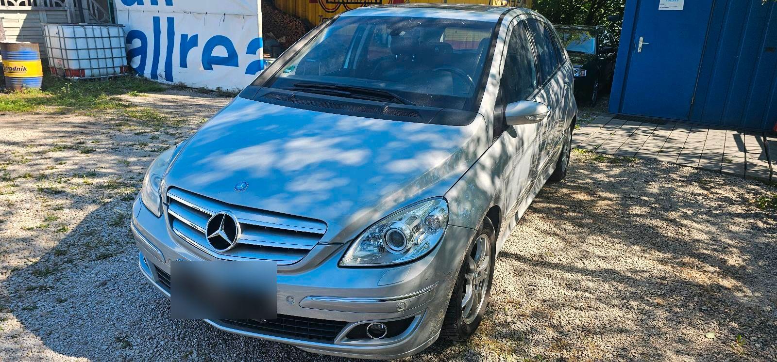 Mercedes-Benz B 180