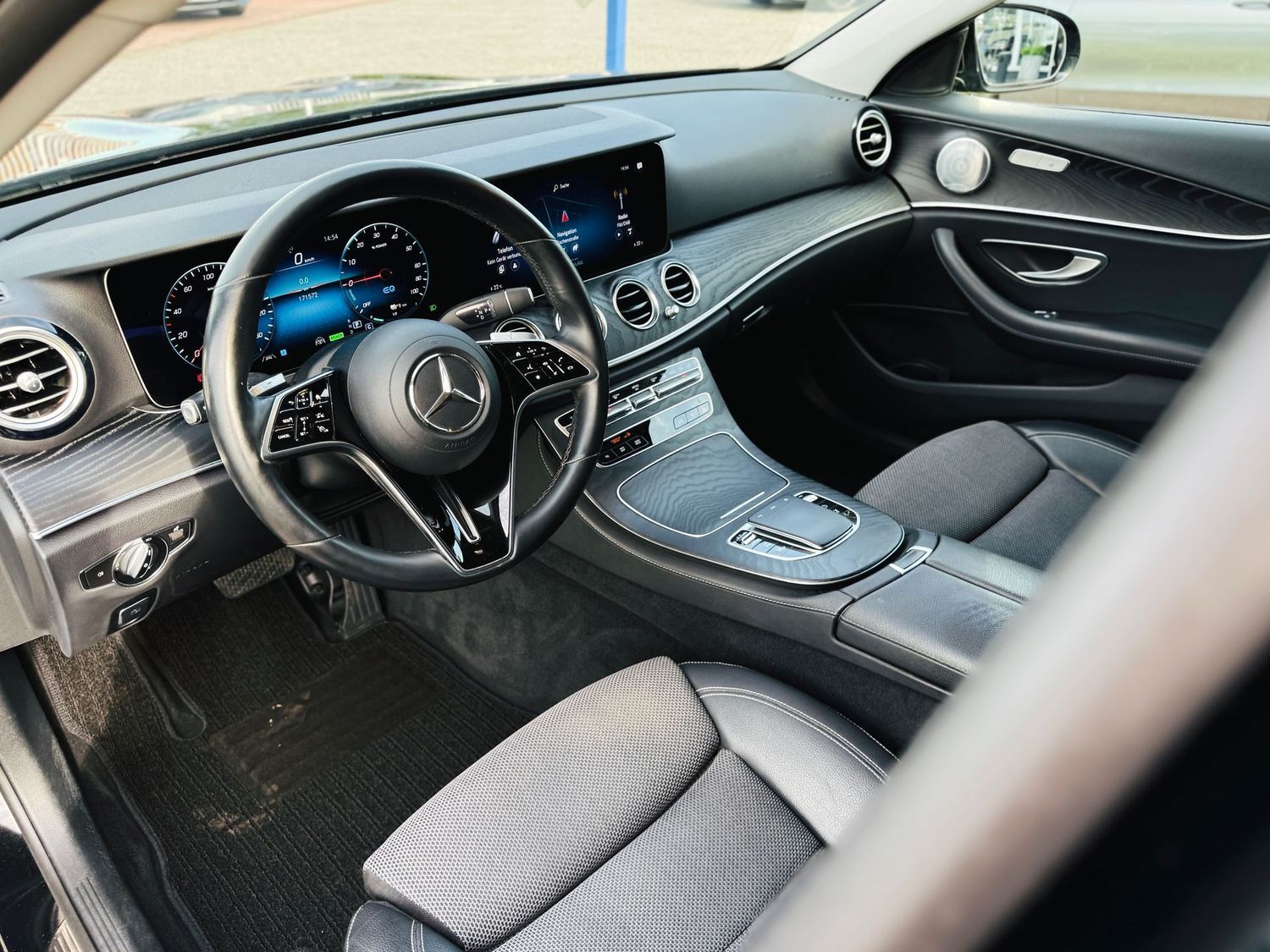 Fahrzeugabbildung Mercedes-Benz E 300 T de AVANTGARDE-NIGHT, Distronic, RFK, AHK