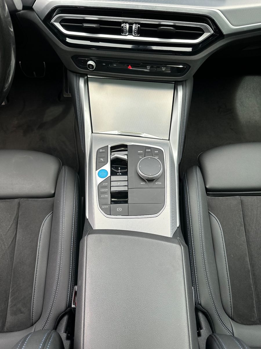 Fahrzeugabbildung BMW i4 eDrive40 Gran Coupé M-Sport NAV+LED+PANO+AHK