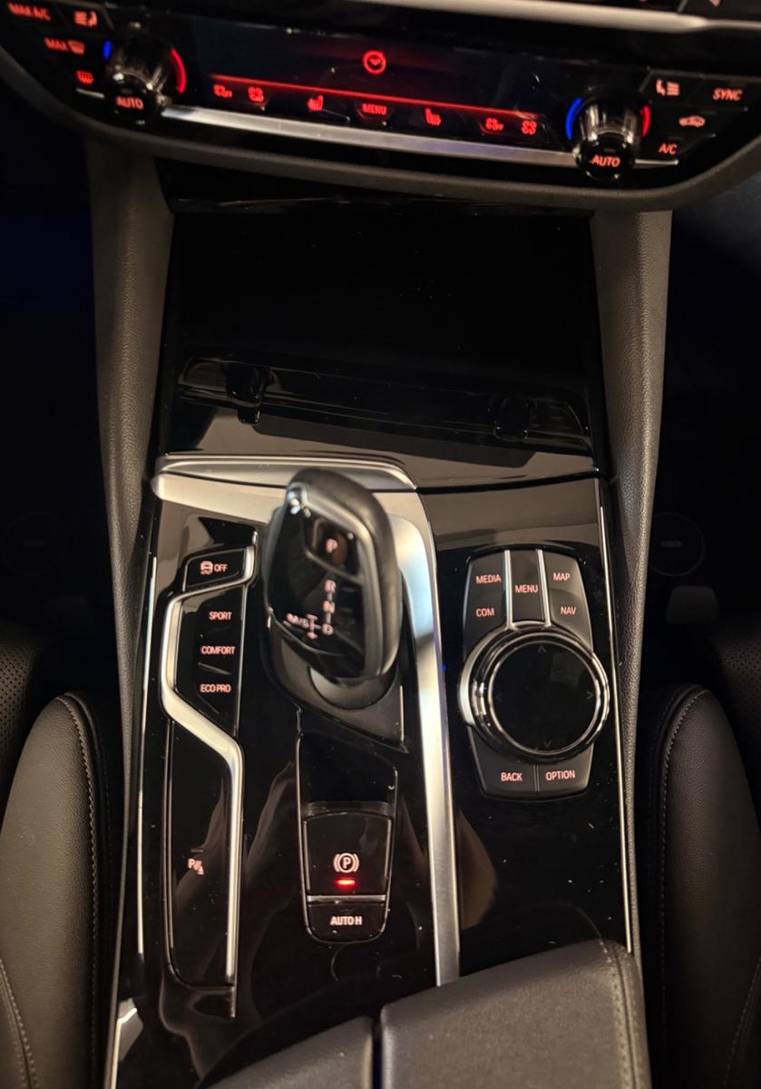 BMW 530d xDrive M-Sport PANO/AHK/LEDER/KEYLESS