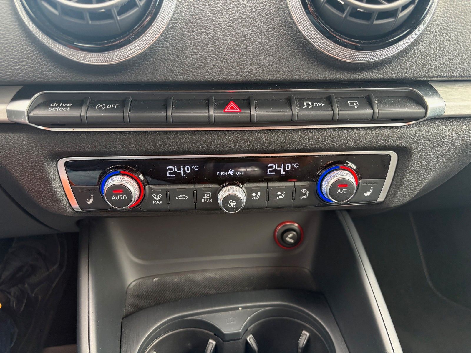 Fahrzeugabbildung Audi A3 1.6 TDI SPBK S LINE Navi Leder LED SPORTFWK