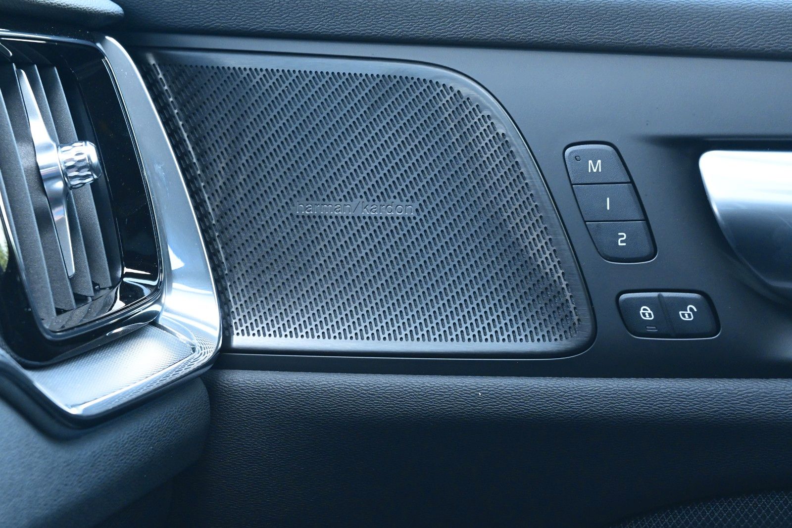 Fahrzeugabbildung Volvo V60 B4 D Auto Plus Dark*RFK*STDHZG*PANO*ACC