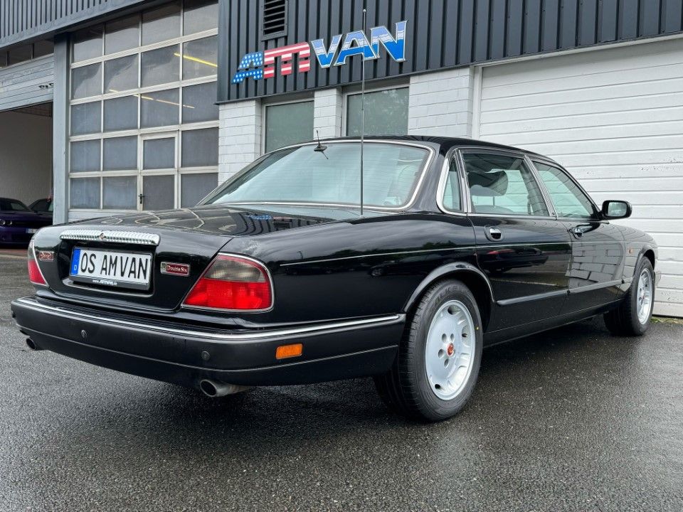 Fahrzeugabbildung Jaguar Daimler X300 Double Six Lang (LWB) fast H Zul.