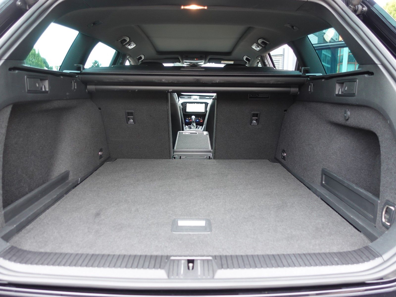 Fahrzeugabbildung Volkswagen Passat Variant 1.5 TSI OPF DSG R Line Pano/HarmK