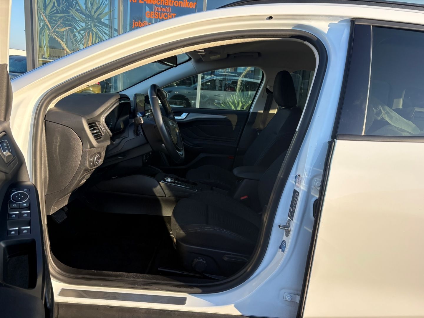 Fahrzeugabbildung Ford Focus Turnier Active BeheizbareWWS Navi LED Appl