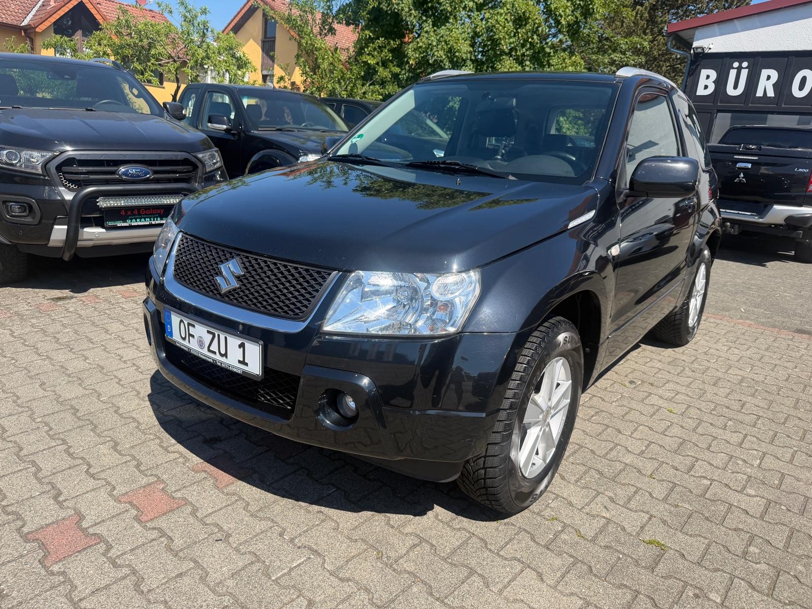 Suzuki Grand Vitara 1.6 Black and White