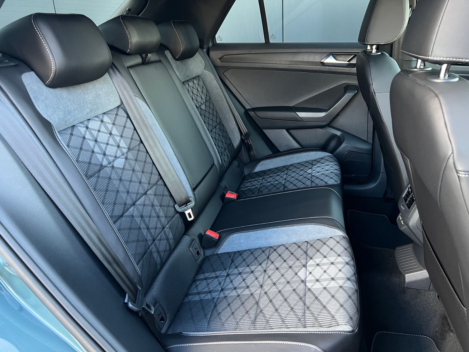 Fahrzeugabbildung Volkswagen T-Roc R-Line 1.5 TSI DSG *AHK, Pano, Black Style