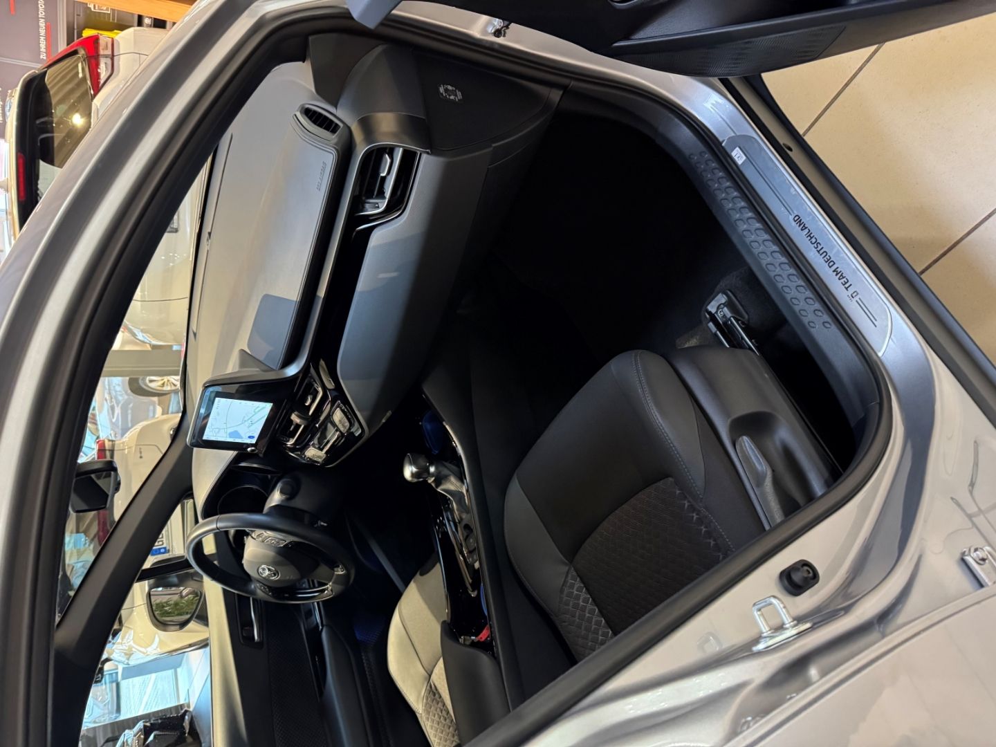 Toyota C-HR Hybrid Team D NAVI Sitzheizung KAmera Garan foto 9