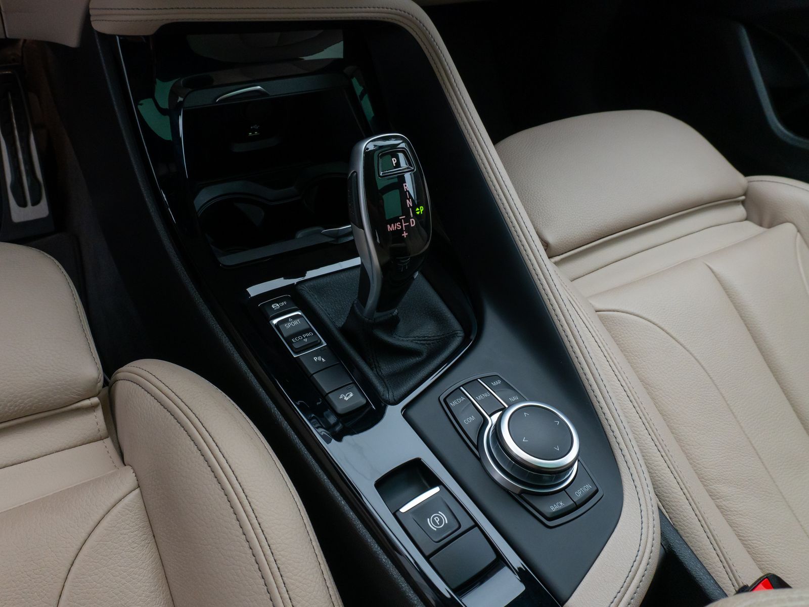 Fahrzeugabbildung BMW X2 xD20d M Sport Panorama Kamera HUD DAB Komfort
