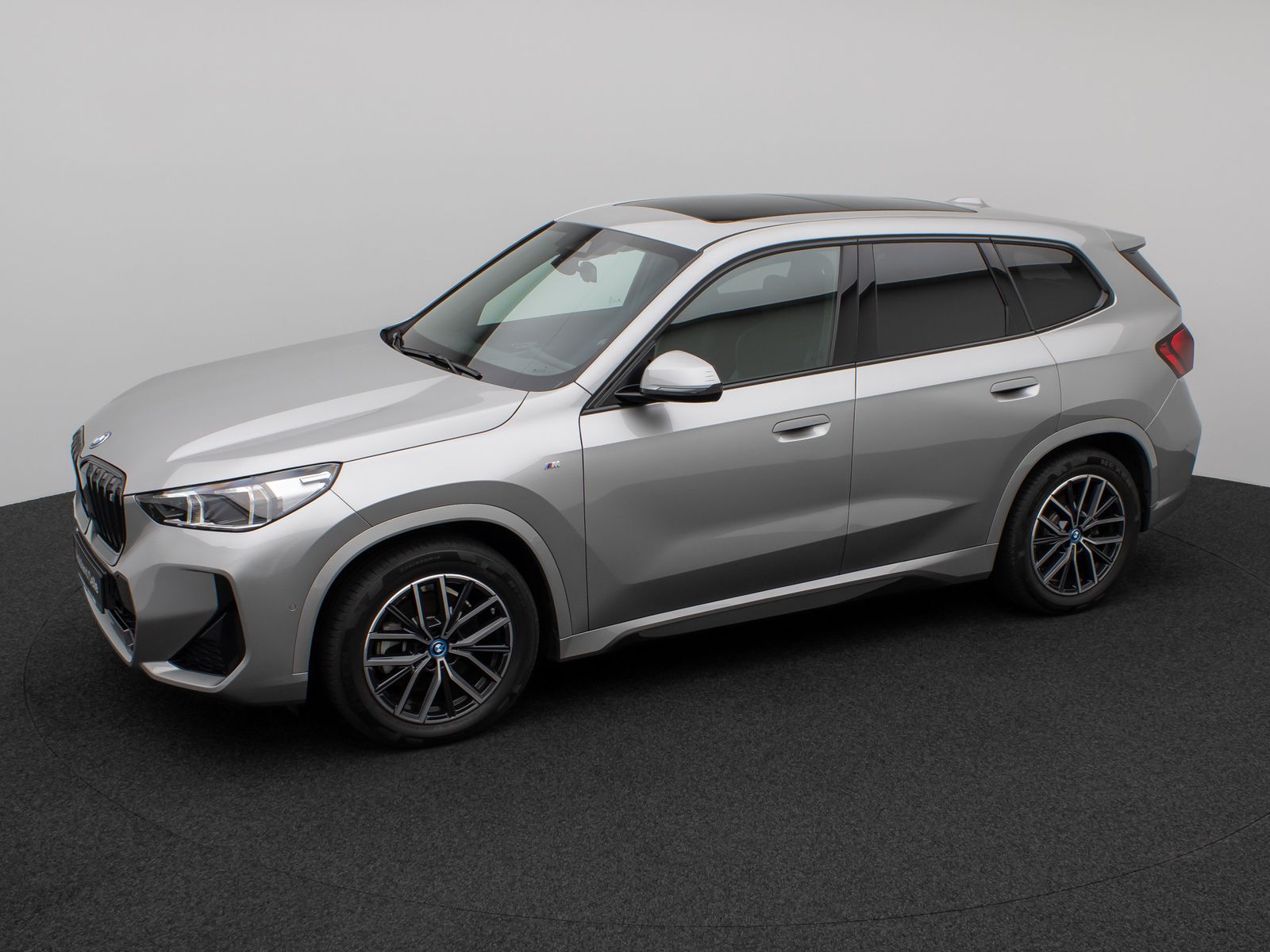 Fahrzeugabbildung BMW iX1 xD30 M Sport Panorama Kamera DAB Komfort LED