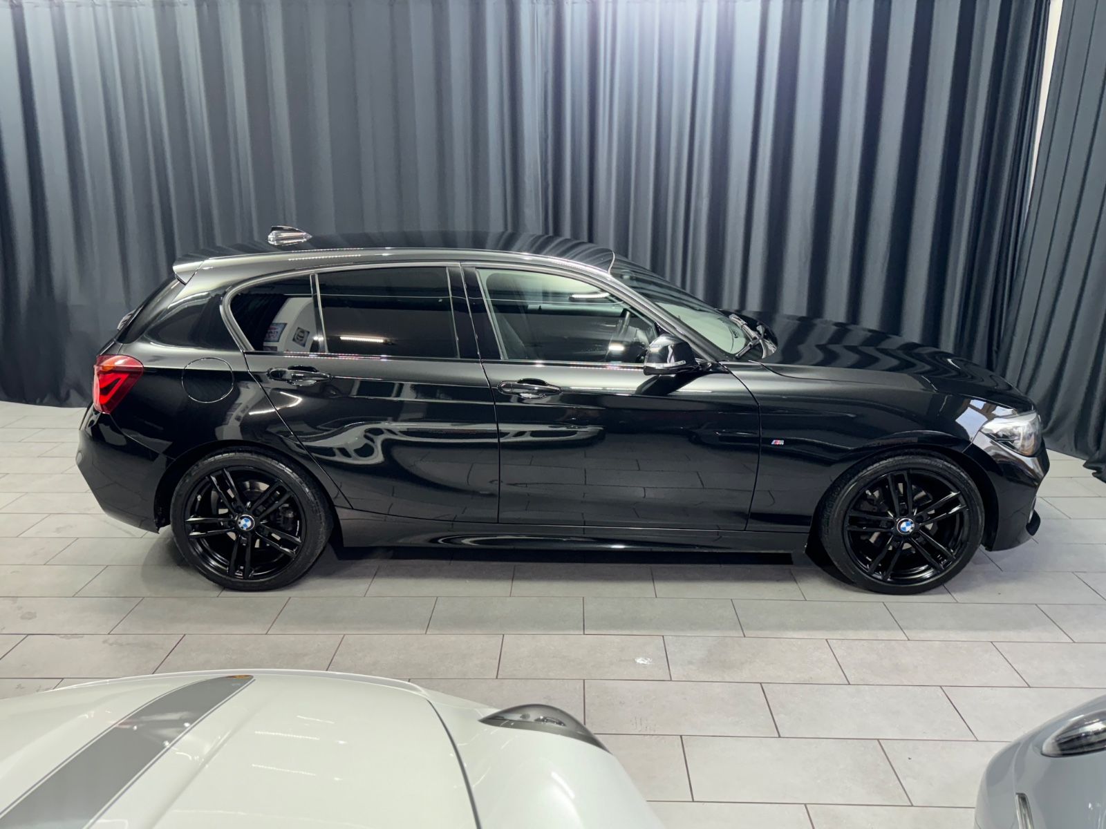 Fahrzeugabbildung BMW 120d Edition M SPORT SHADOW|AUTOMATIK|LEDER|PDC