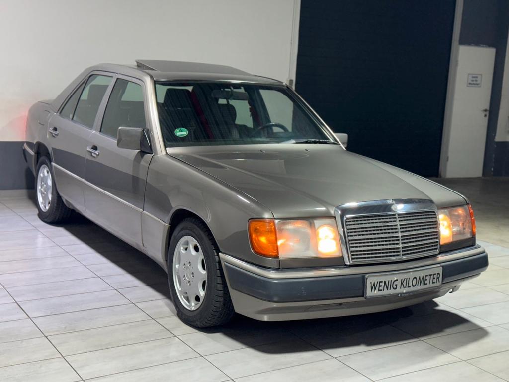 Mercedes-Benz 220