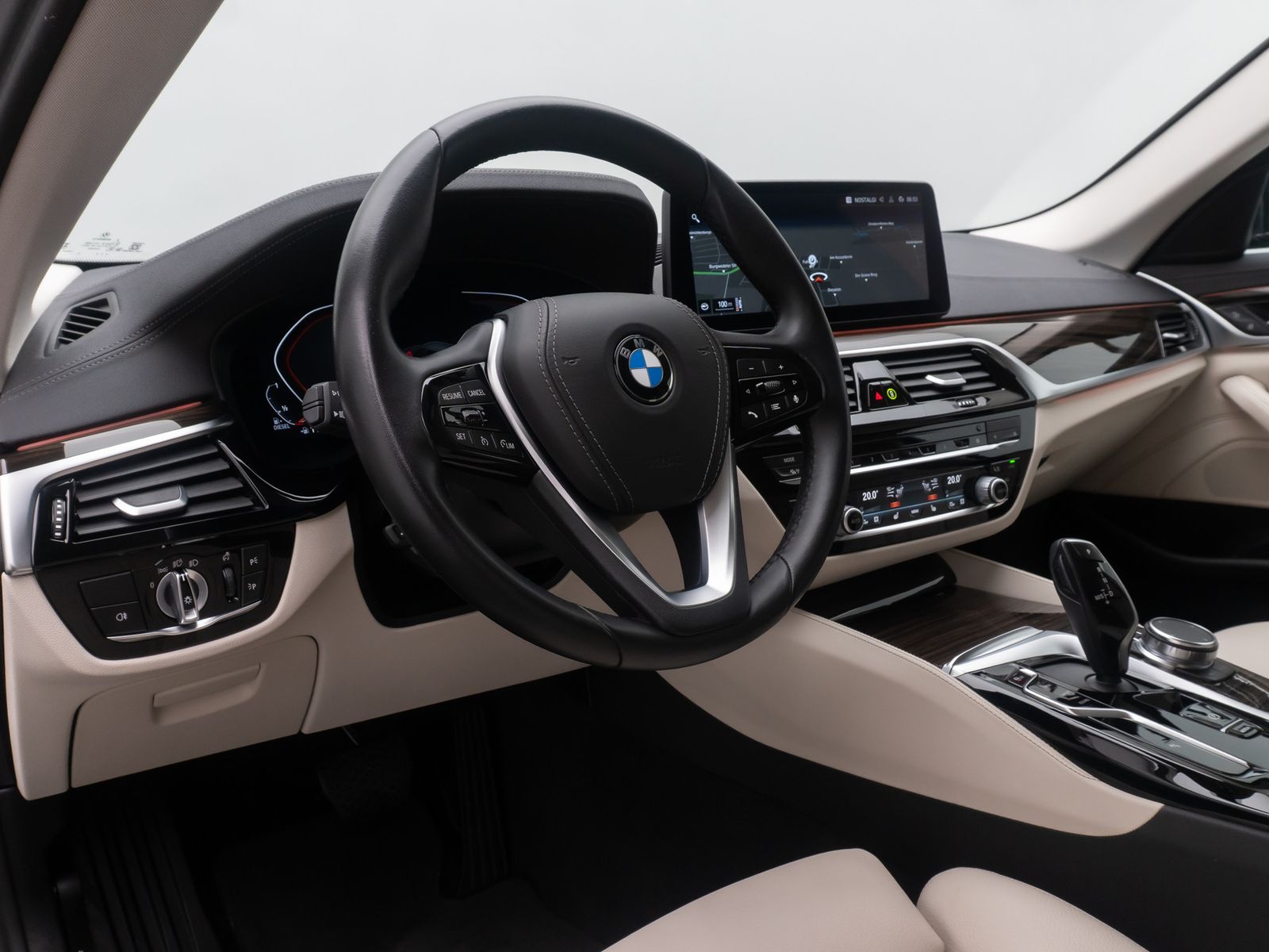 Fahrzeugabbildung BMW 520d Luxury Line Kamera DAB HiFi WLAN Alarm 19"