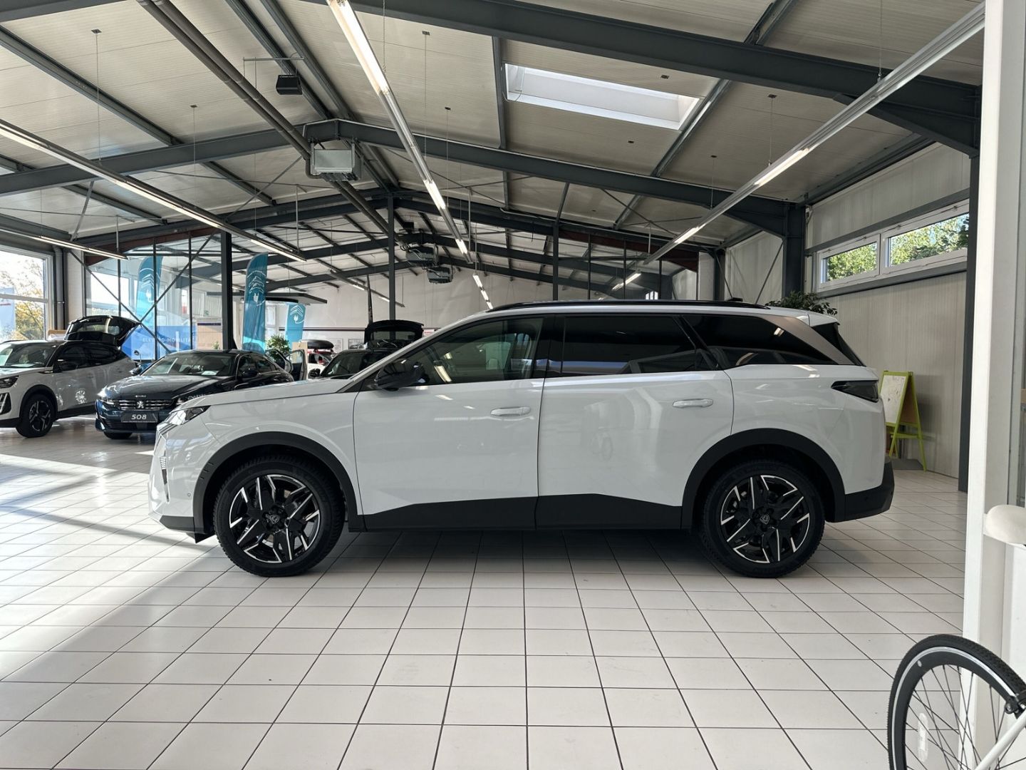 Fahrzeugabbildung Peugeot 5008 Hybrid 1.2 EU6e Allure HYBRID 136 e-DSC6