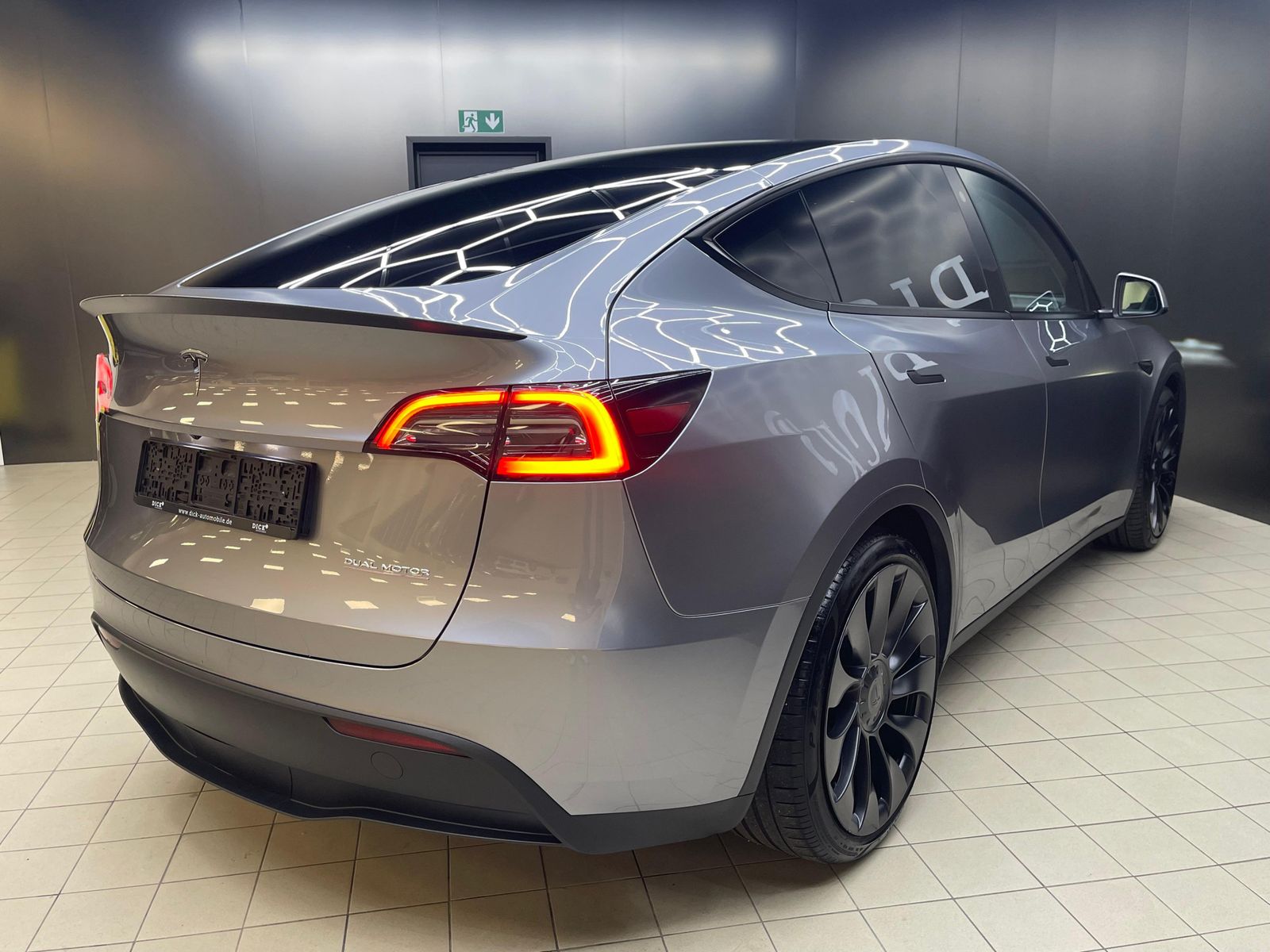 Fahrzeugabbildung Tesla Model Y Long Range Perform AWD+AHK+PANO+LED+ACC+
