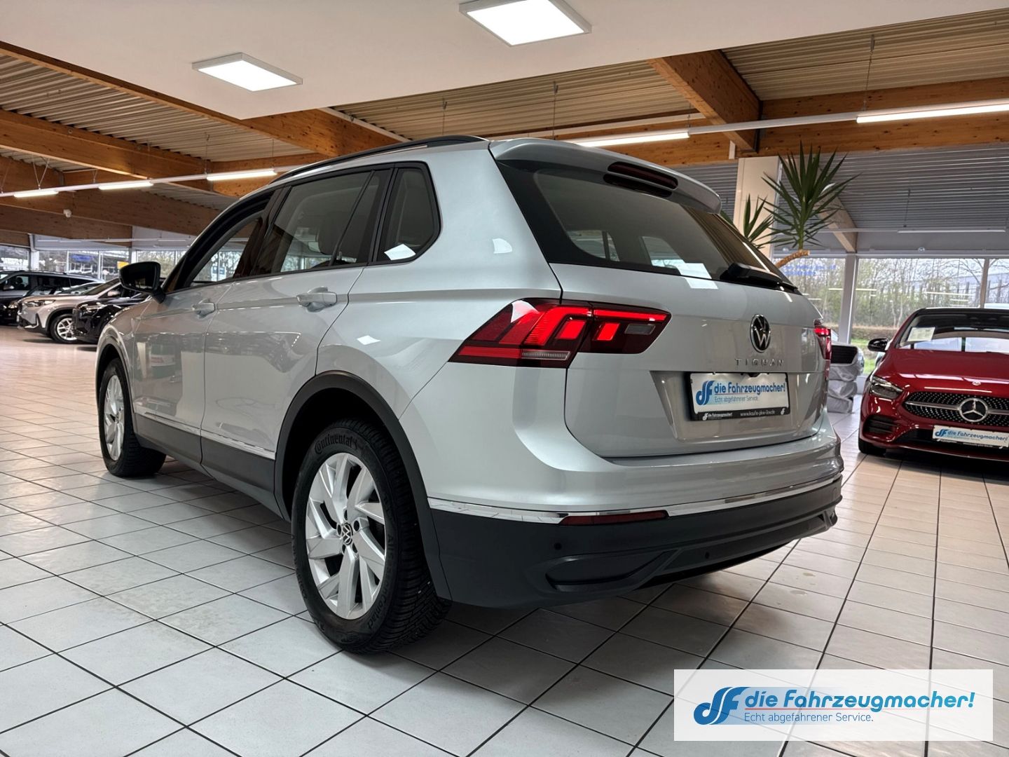 Fahrzeugabbildung Volkswagen Tiguan Life 4Motion StandHZG AHK-klappbar Navi L