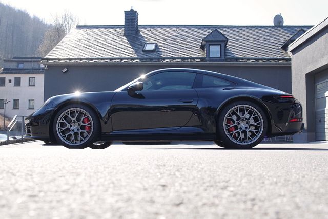 Porsche 992.2 4S*Schiebdach,Chrono,Sitzlüftung,BOSE,360°