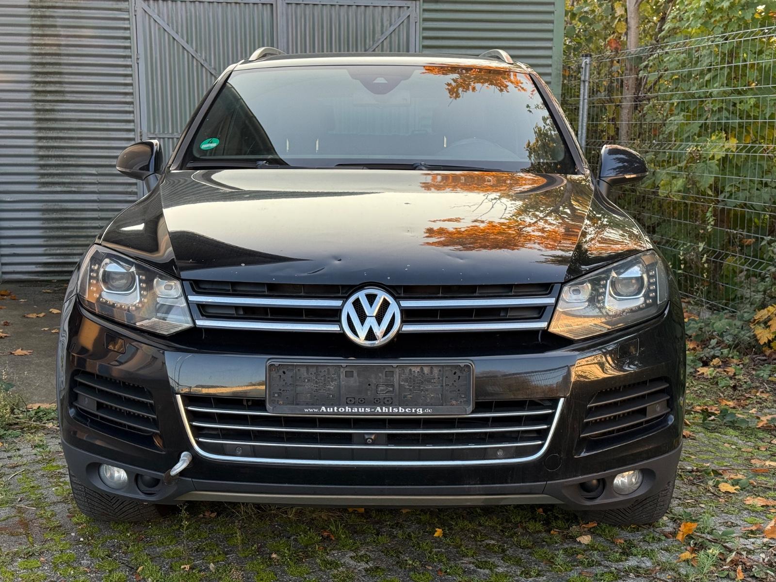 Volkswagen Touareg 2012 — rear view
