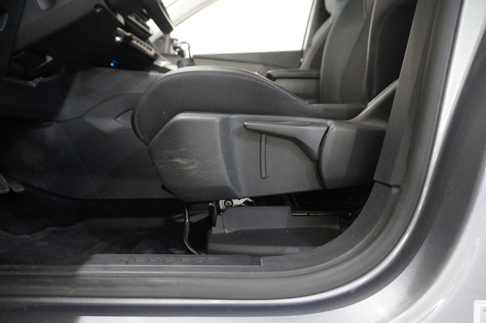 Fahrzeugabbildung Peugeot 3008 1.5D ALLURE NAVI/LED/KAMERA/SPORT/VIRTU/AHK