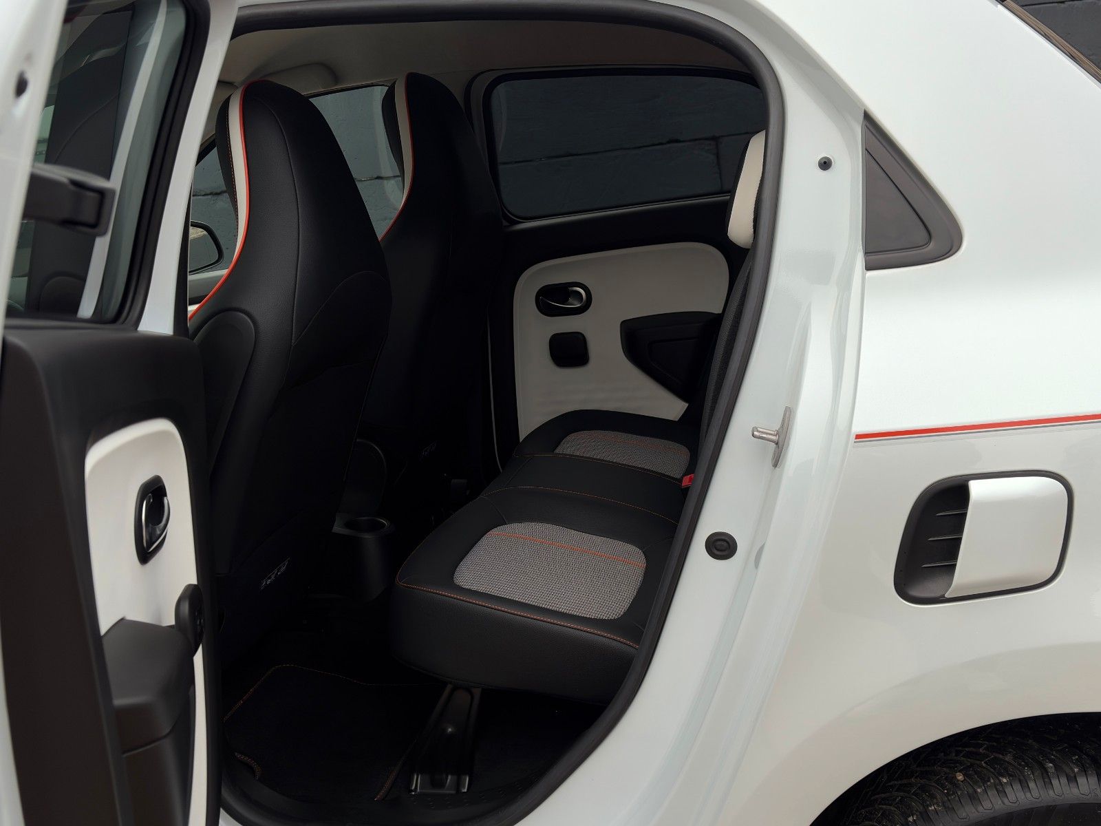 Fahrzeugabbildung Renault Twingo Vibes Electric Tempomat Carplay CAM SHZ