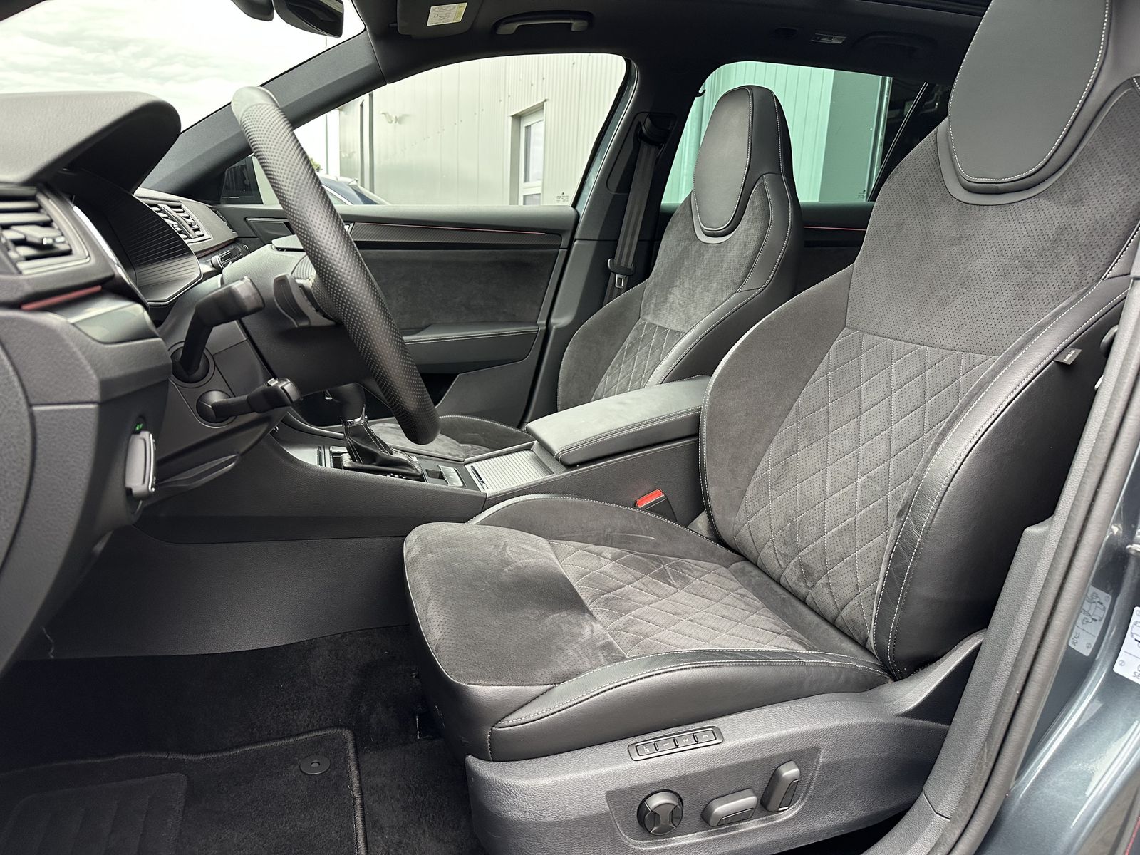 Fahrzeugabbildung SKODA Superb Combi iV Sportline NAV+LED+PANO+VC+19ZOLL