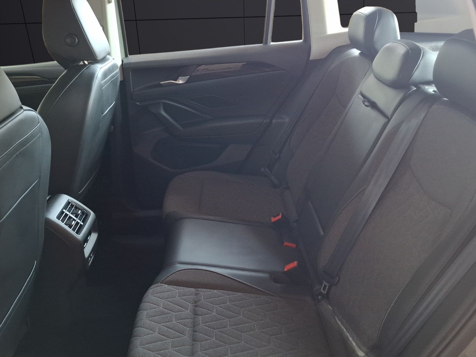 Fahrzeugabbildung Volkswagen Tiguan eTSI Life DSG LED AHK Navi AID ACC RFK SH