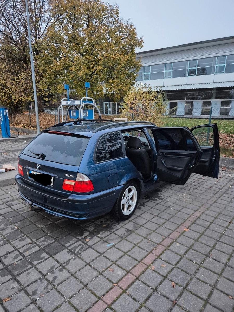 BMW 316 2005 — rear view