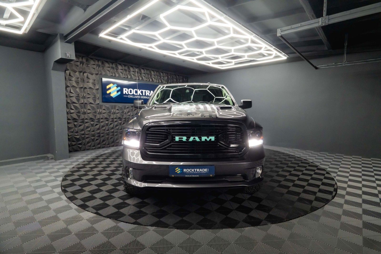 Fahrzeugabbildung Dodge RAM 5.7 V8 HEMI 4x4 OFFROAD Night-Paket *LED*