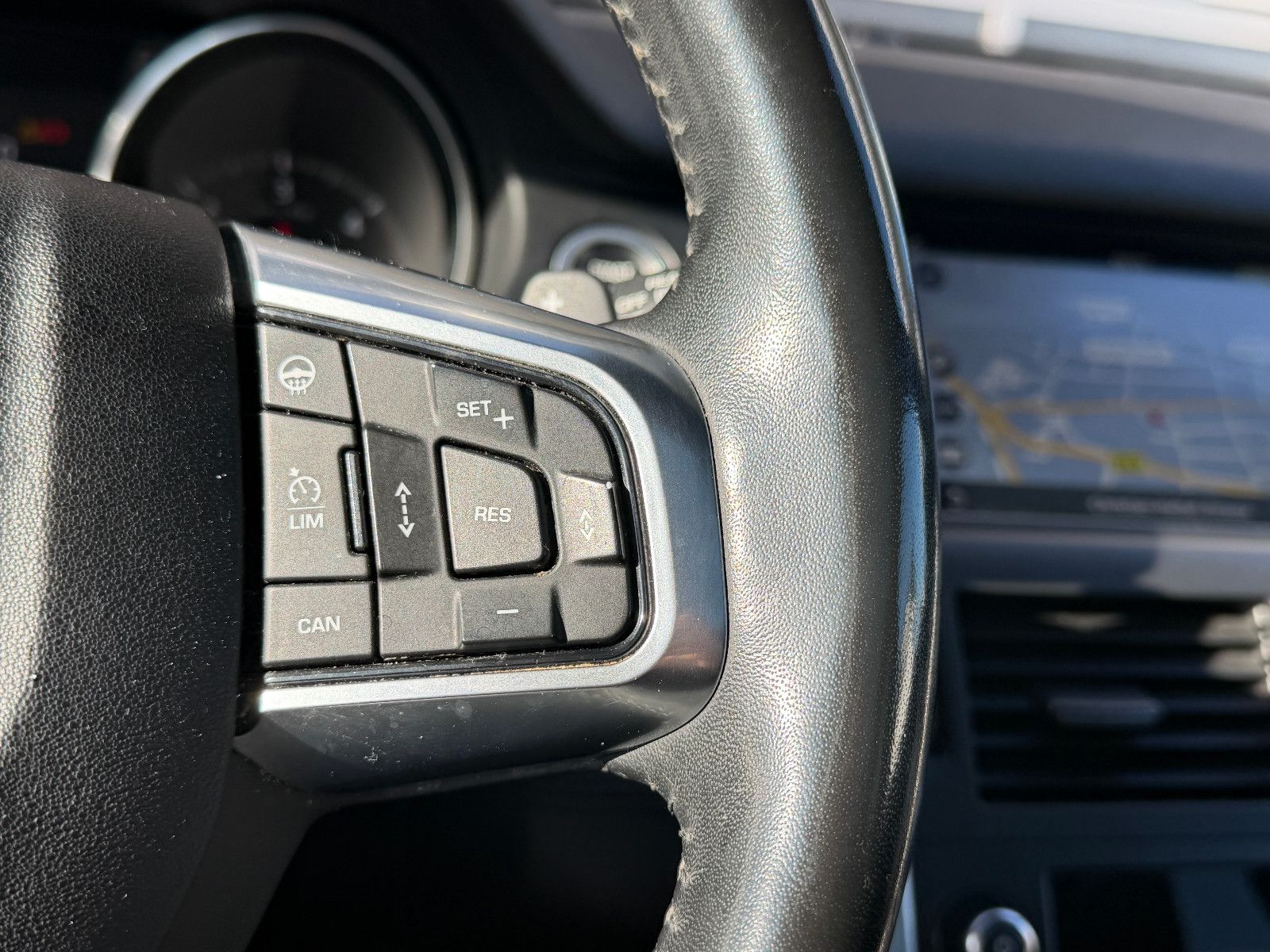 Fahrzeugabbildung Land Rover Discovery Sport SE AWD/PANO/ACC/NAVI/KAMERA/SHZ