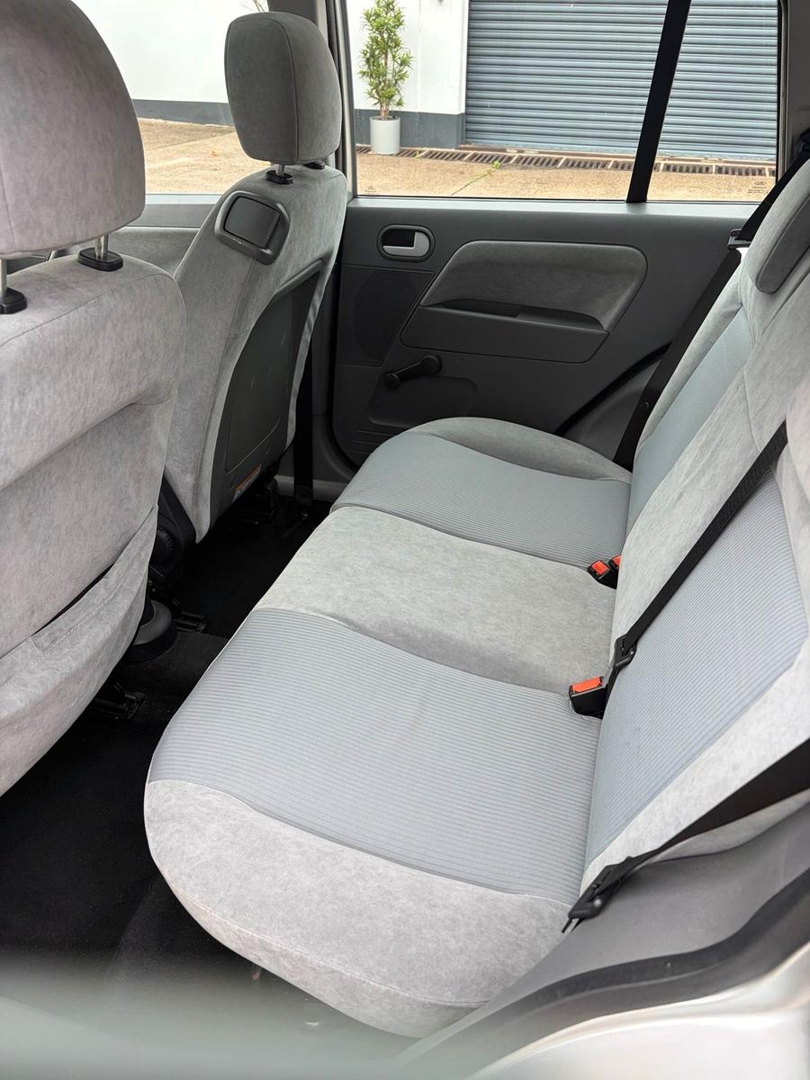 Ford Fusion 2004 — photo 8