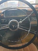 Mercedes-Benz Mercedes 220 SE - Mercedes-Benz E 220 mit Benzin-Antrieb: Limousine