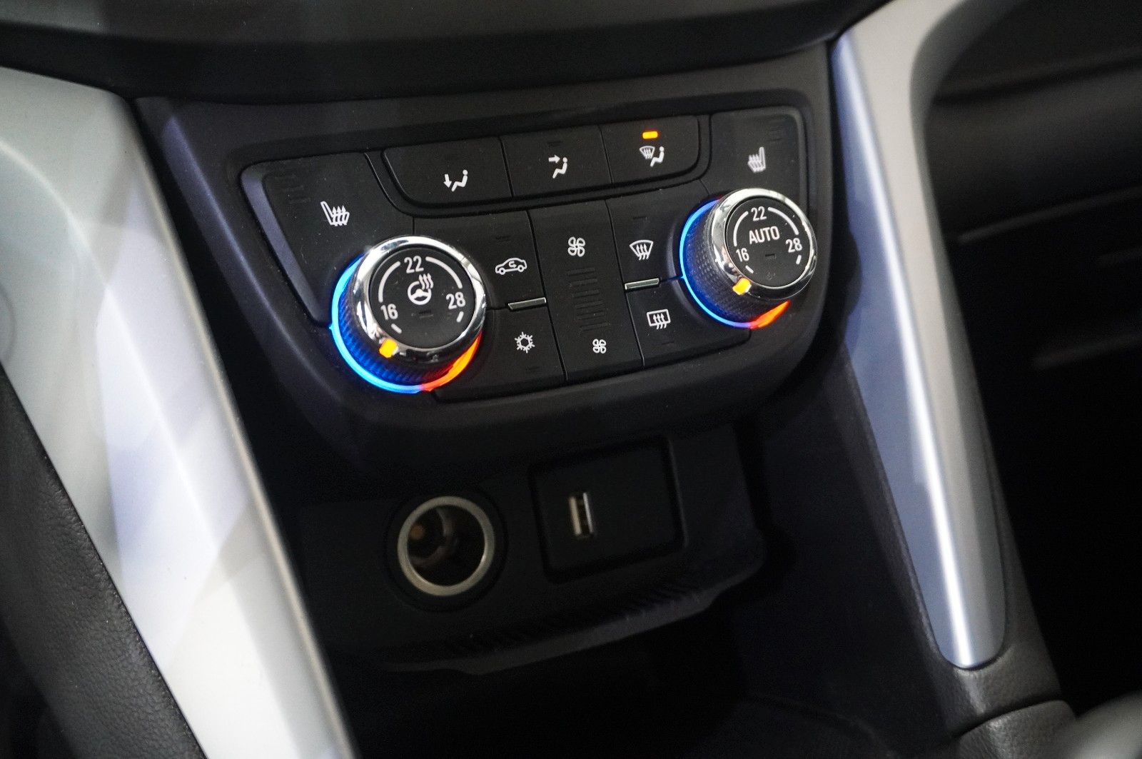 Fahrzeugabbildung Opel Zafira C 1.4T ACTICE 7-SITZE NAVI/LED/SH/PDC/AHK